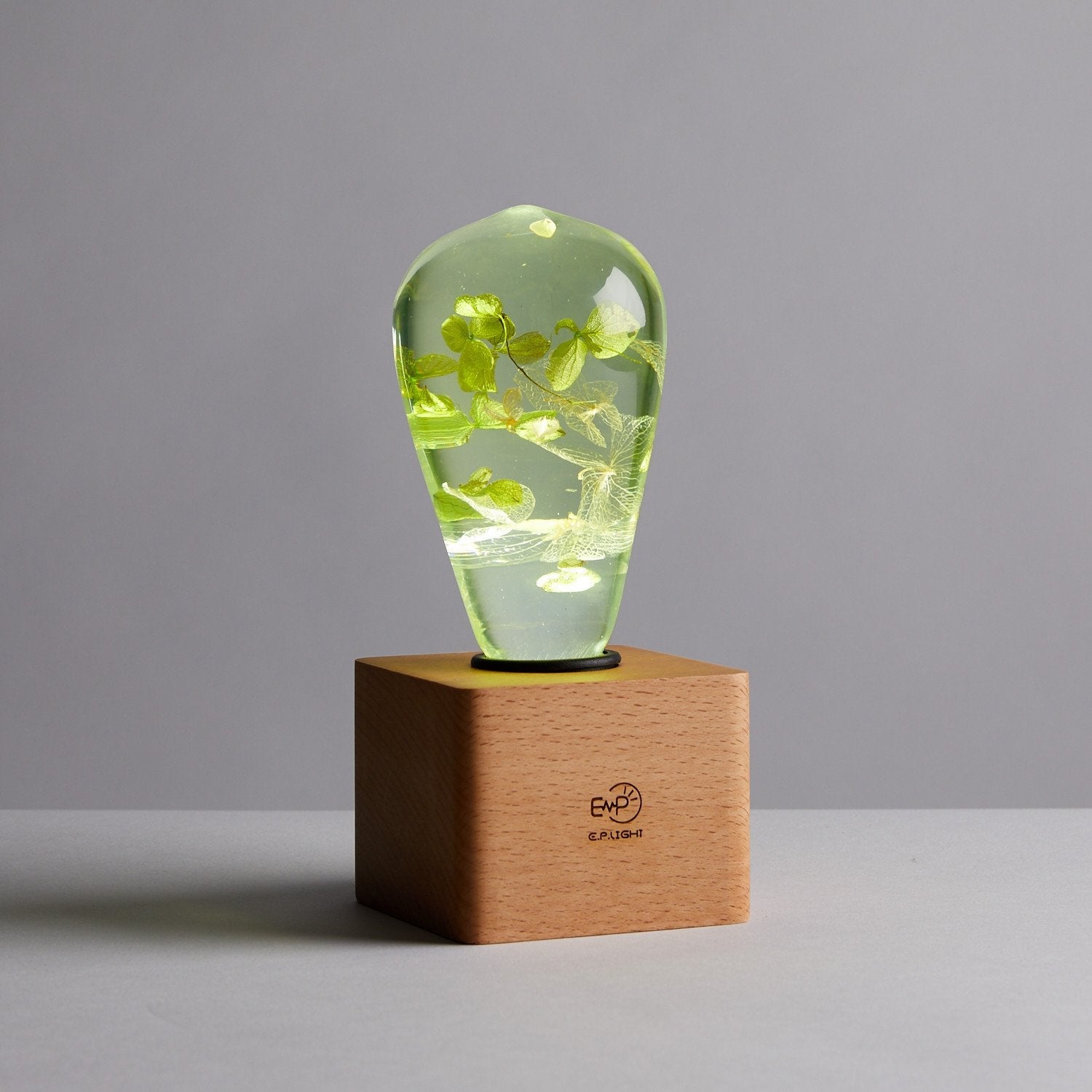 Handmade white hydrangea resin table lamp with wooden base and LED bulb