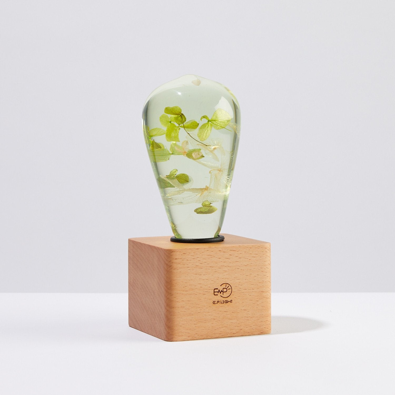 Handmade white hydrangea resin table lamp with wooden base and LED bulb